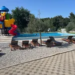 Large Camper In The Olive Grove キャンプ場 バニョレ